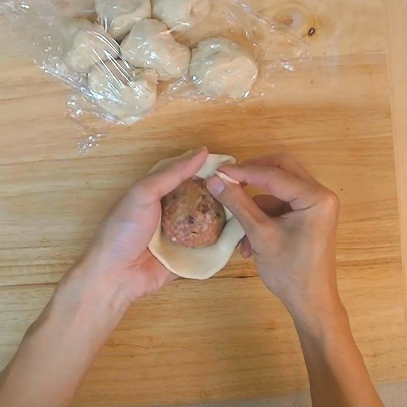 Step 6 Divide the dough and wrap the filling for the bao made with wheat flour and baking powder