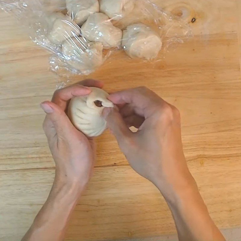 Step 6 Divide the dough and wrap the filling for the bao made with wheat flour and baking powder