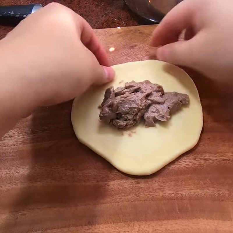 Step 3 Divide dough and wrap chocolate filling Cream-filled chocolate bread