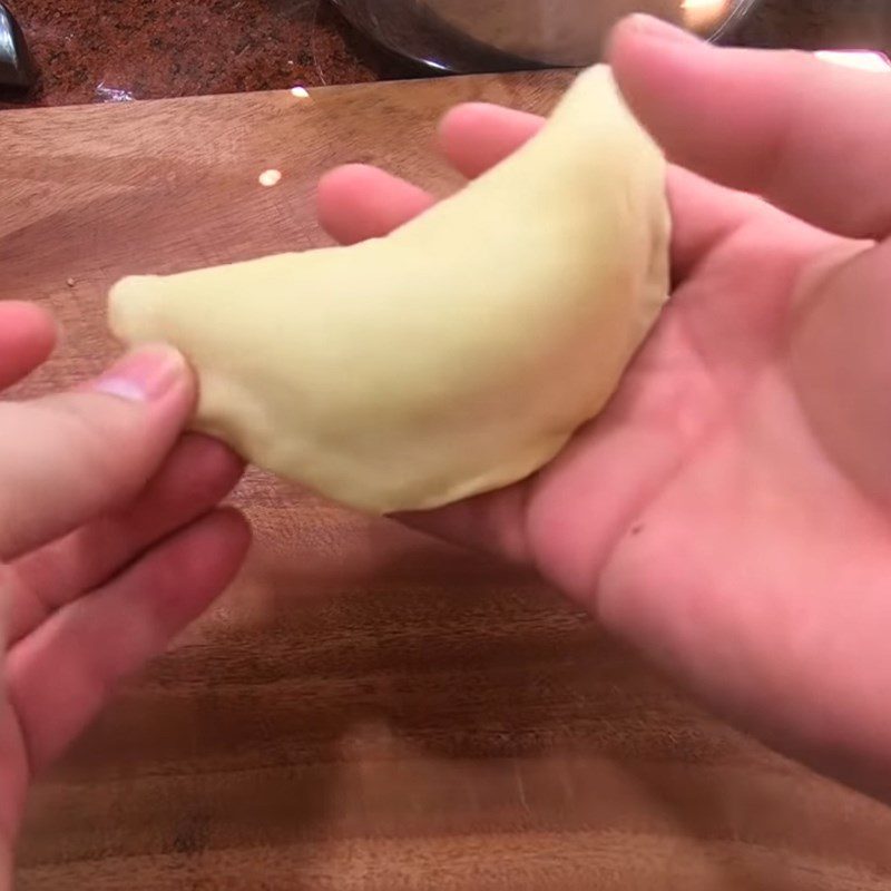 Step 3 Divide dough and wrap chocolate filling Cream-filled chocolate bread