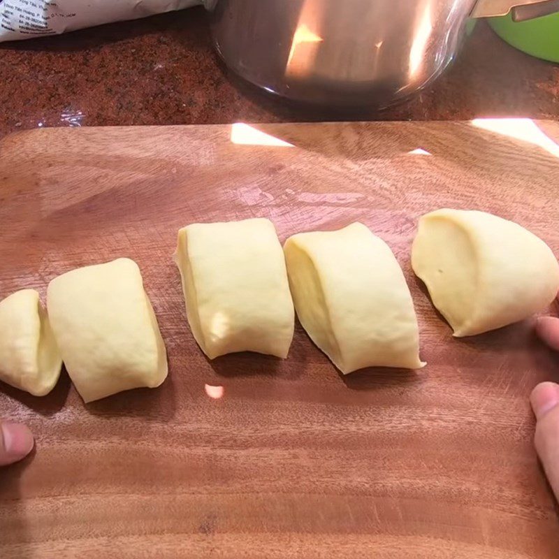 Step 3 Divide dough and wrap chocolate filling Cream-filled chocolate bread