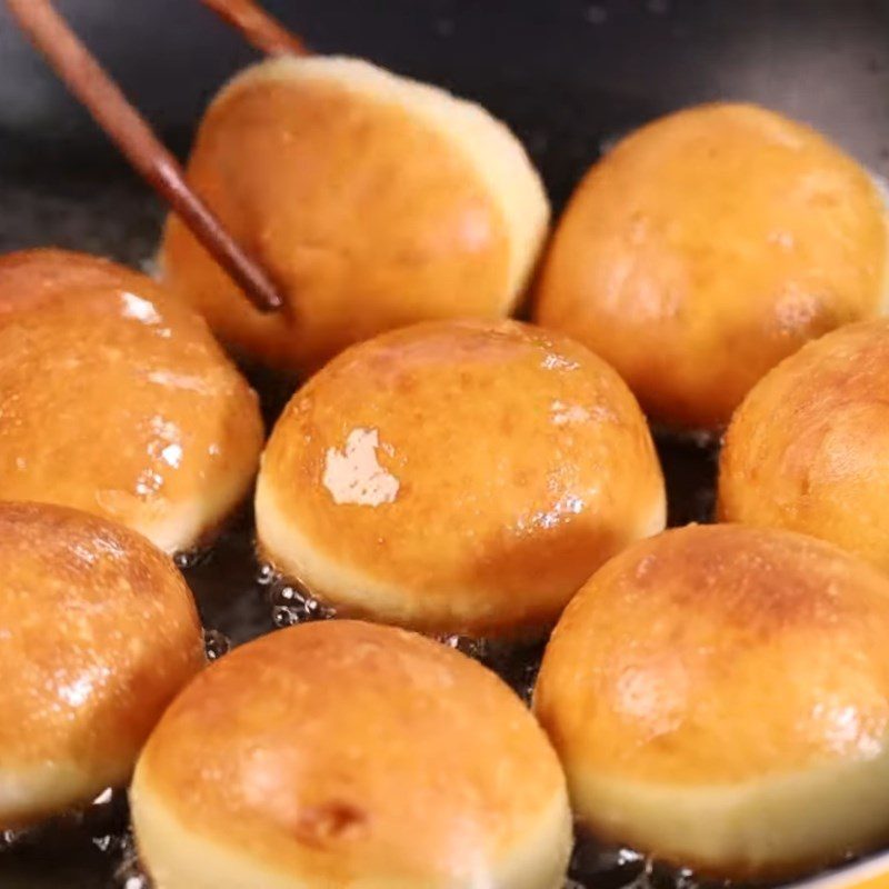 Step 5 Divide the dough and fry the cakes Taro-filled fried cakes