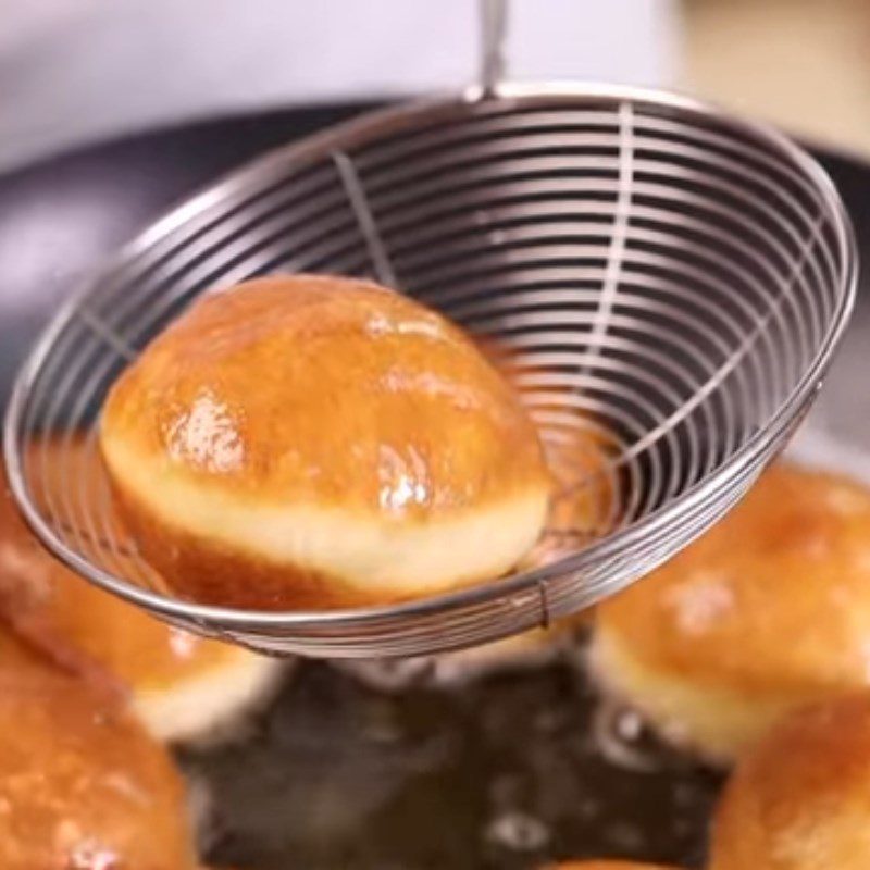 Step 5 Divide the dough and fry the cakes Taro-filled fried cakes