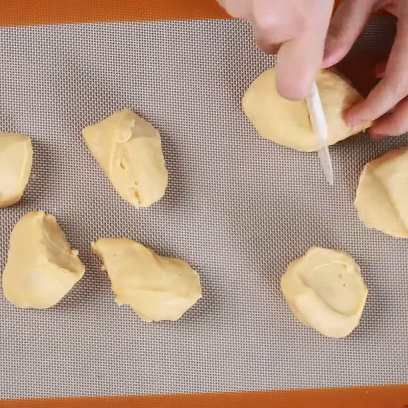 Step 5 Divide the dough and fry the cakes Taro-filled fried cakes