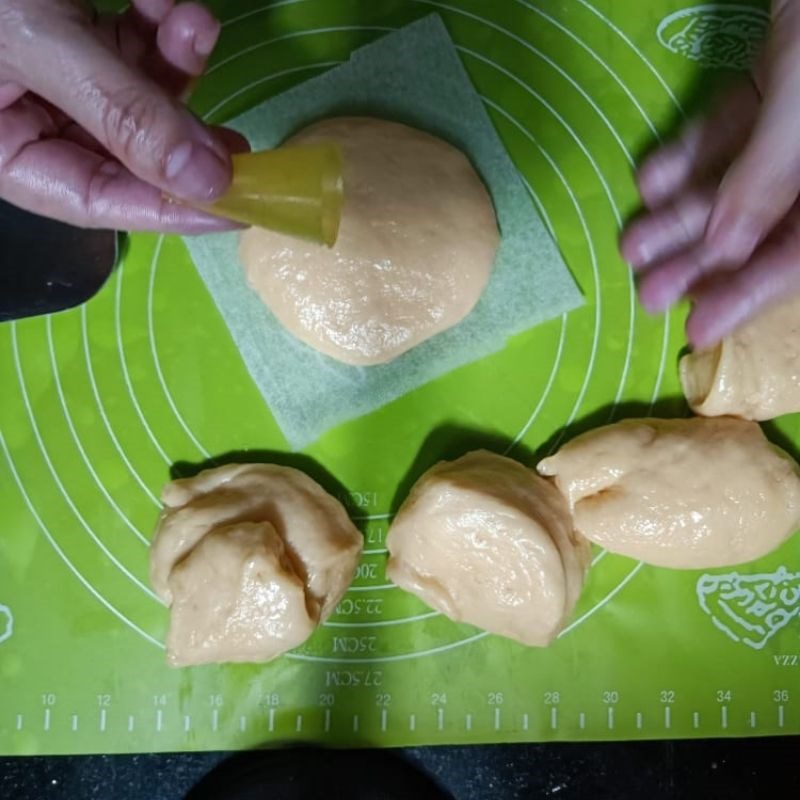 Step 3 Divide the donut dough with a non-stick pan