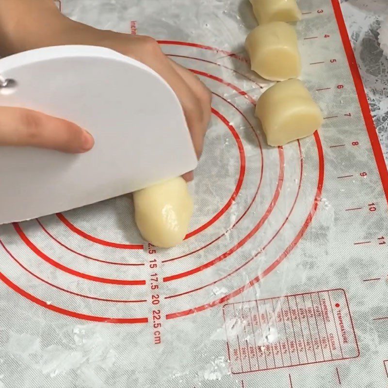 Step 6 Dividing and rolling the dough Soy milk mochi