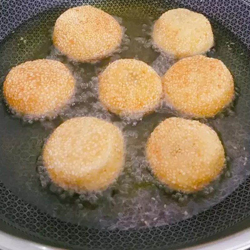 Step 5 Fry the fried cake with black bean filling Fried cake with black bean filling