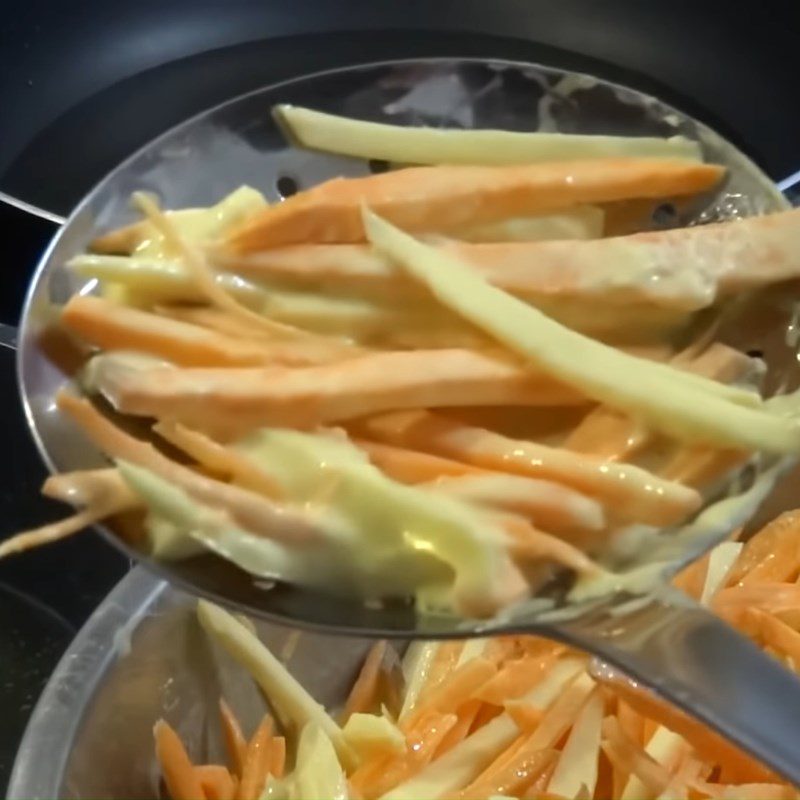 Step 7 Fry the cake Fried shrimp and sweet potato cake