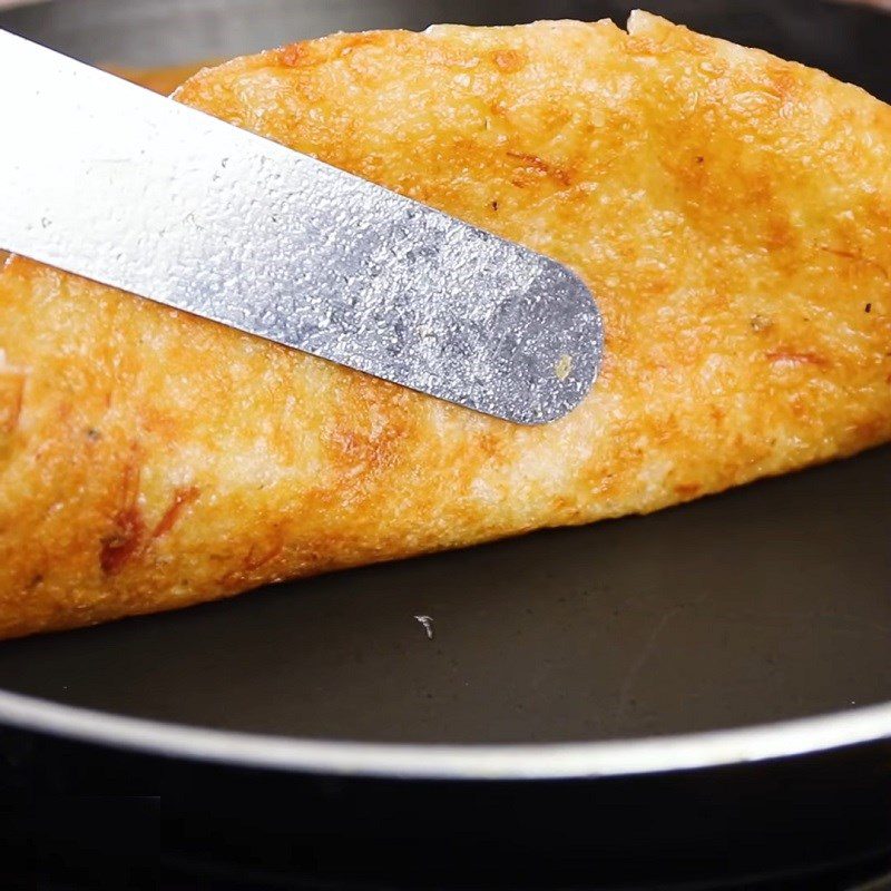 Step 2 Frying the bánh Fried bánh chưng (bánh tét) in water