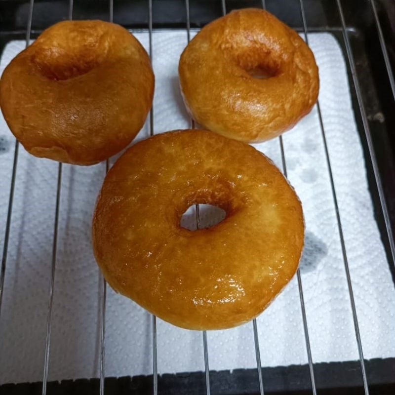 Step 4 Frying donuts with a non-stick pan