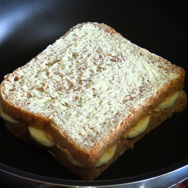 Step 3 Frying the bread Sandwich bread with grilled banana using a non-stick pan