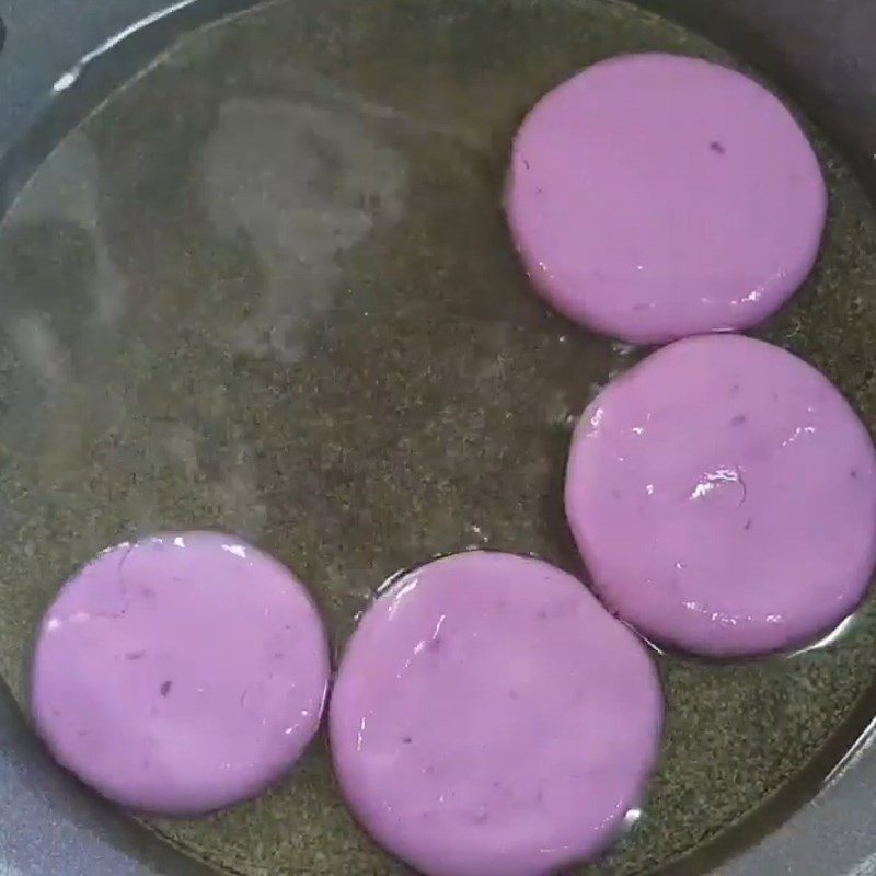 Step 4 Fry the cakes Fried purple sweet potato cake with cheese