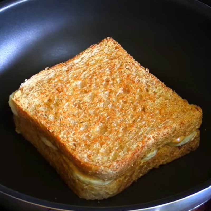 Step 3 Frying the bread Sandwich bread with grilled banana using a non-stick pan