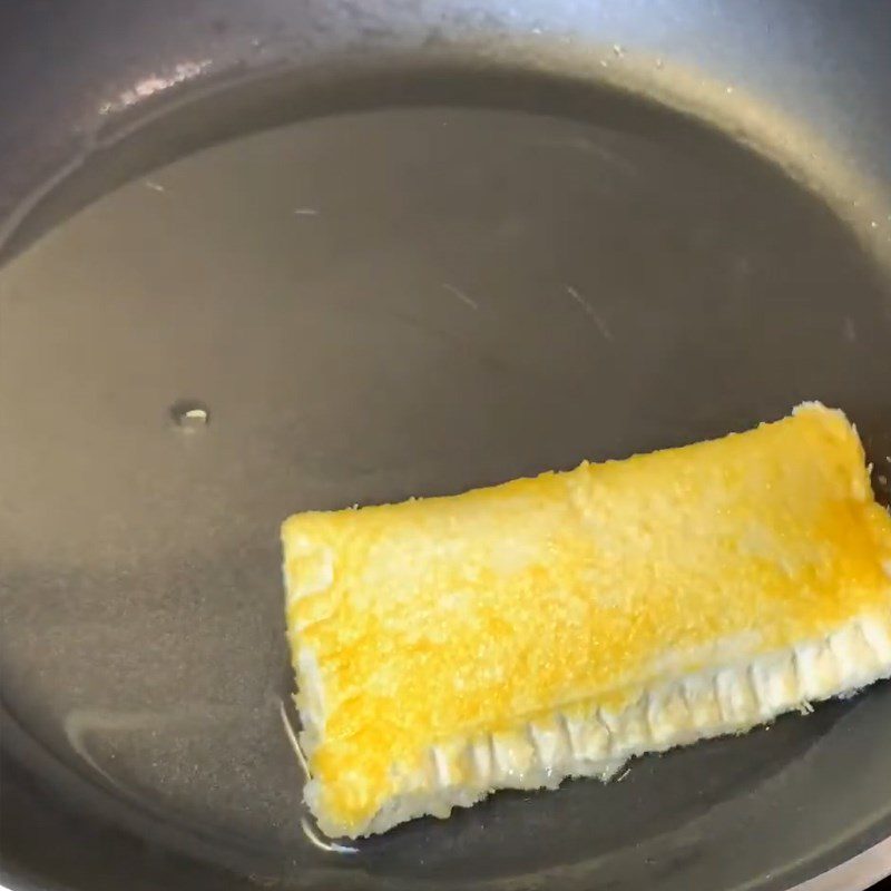 Step 4 Frying the bread Fried banana sandwich