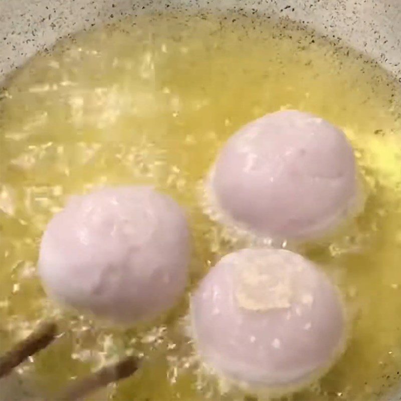 Step 4 Frying the cake Sweet potato cake fried with cheese and quail eggs