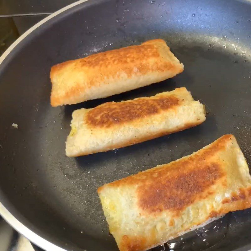 Step 4 Frying the bread Fried banana sandwich