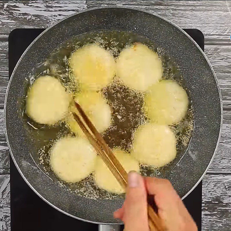 Step 5 Frying the cake Fried cassava cake with coconut milk