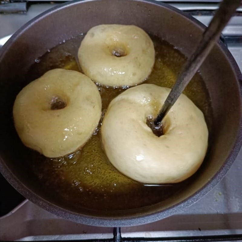 Step 4 Frying donuts with a non-stick pan