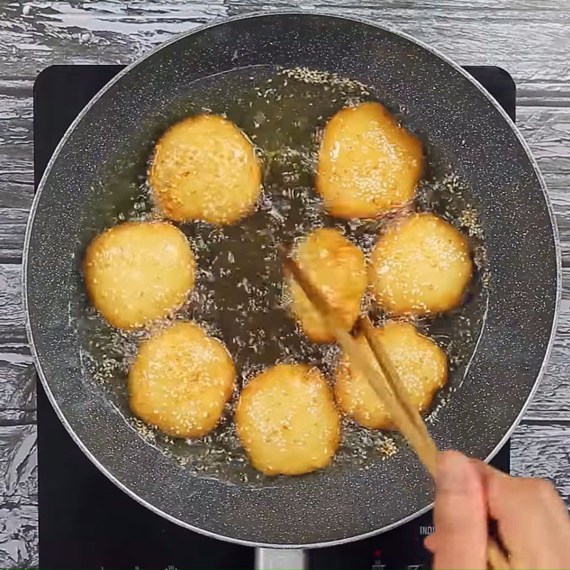 Step 5 Frying the cake Fried cassava cake with coconut milk