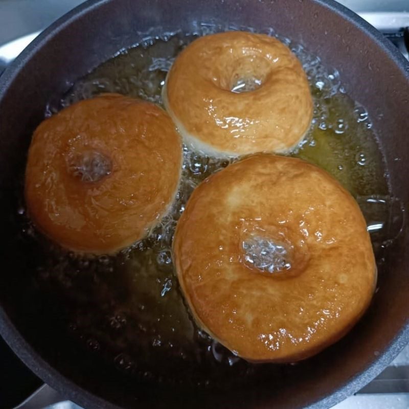 Step 4 Frying donuts with a non-stick pan