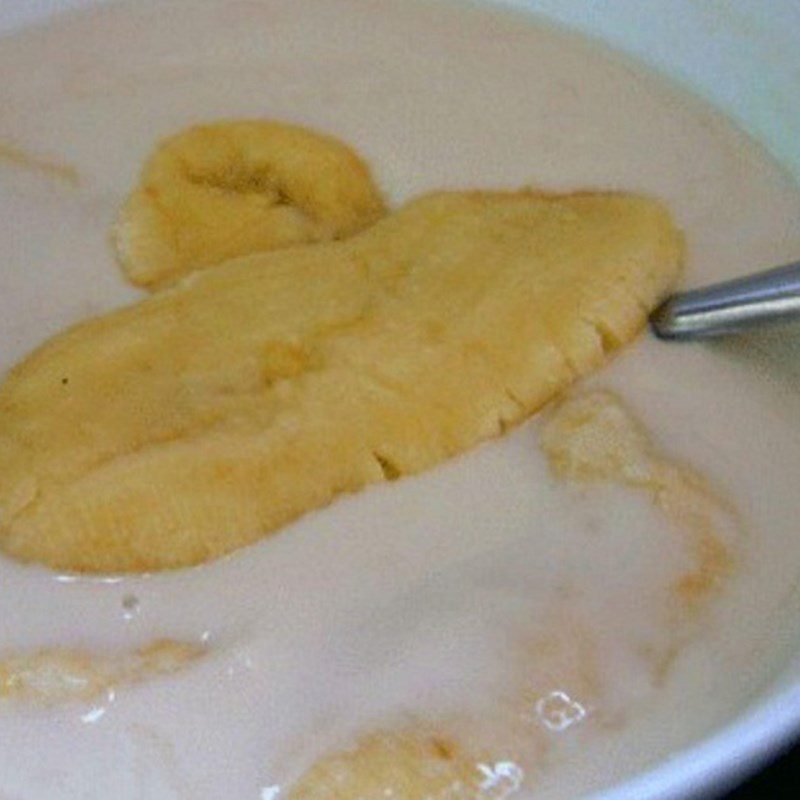 Step 3 Fry the cake Traditional rice flour banana fritters