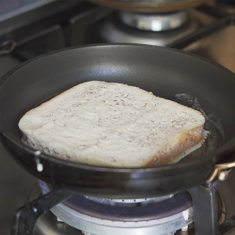 Step 3 Fry French toast - fried egg-milk bread