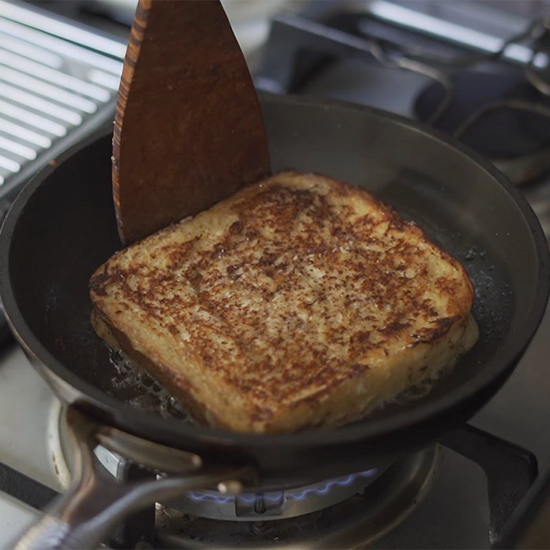 Step 3 Fry French toast - fried egg-milk bread