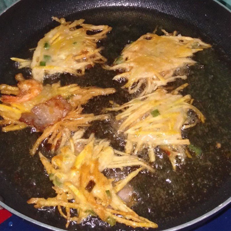 Step 4 Frying the cake Fried sweet potato shrimp cake (recipe shared by users)