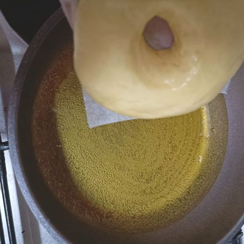 Step 4 Frying donuts with a non-stick pan