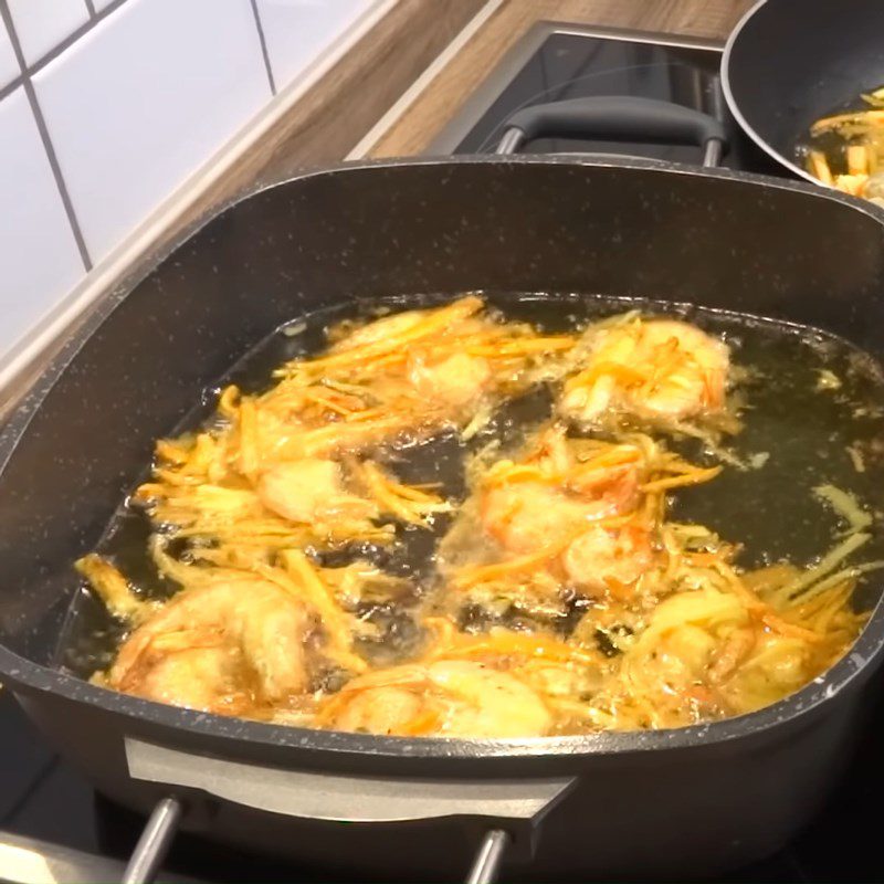 Step 7 Fry the cake Fried shrimp and sweet potato cake