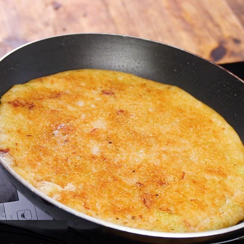 Step 2 Frying the bánh Fried bánh chưng (bánh tét) in water