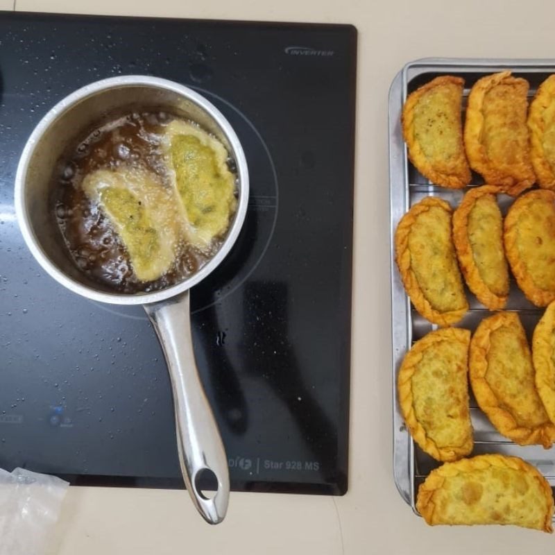 Step 4 Frying the pastry Meat-filled pastry