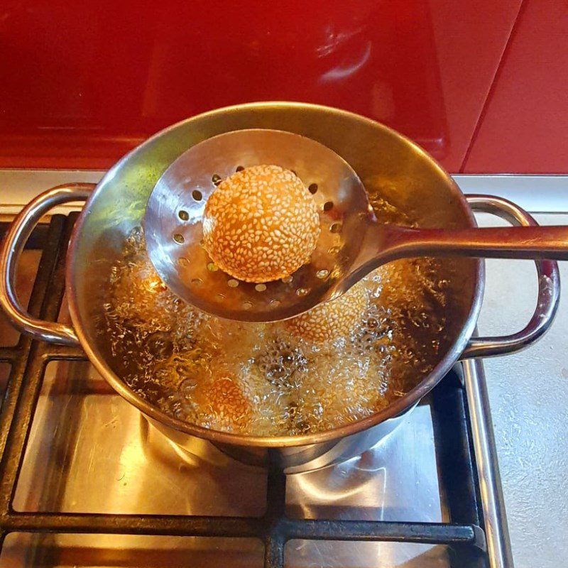 Step 4 Frying the Cam Cake with mung bean and coconut milk filling