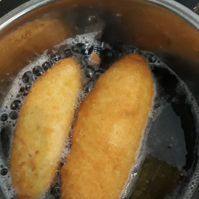 Step 5 Fry the curry bread Curry bread with fried crust