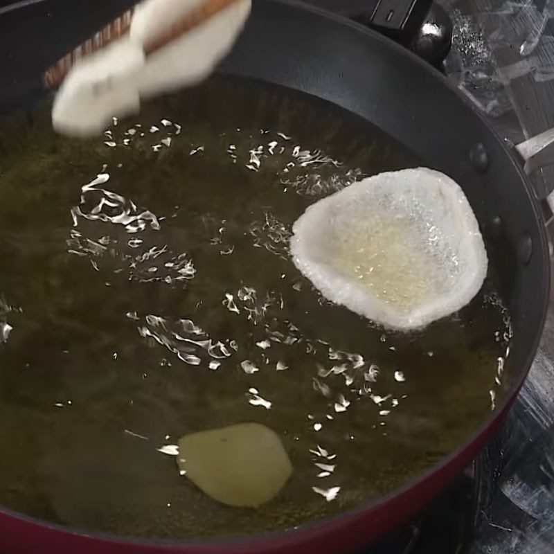 Step 3 Fry the shrimp chips for Passion Fruit Salmon Hot Pot