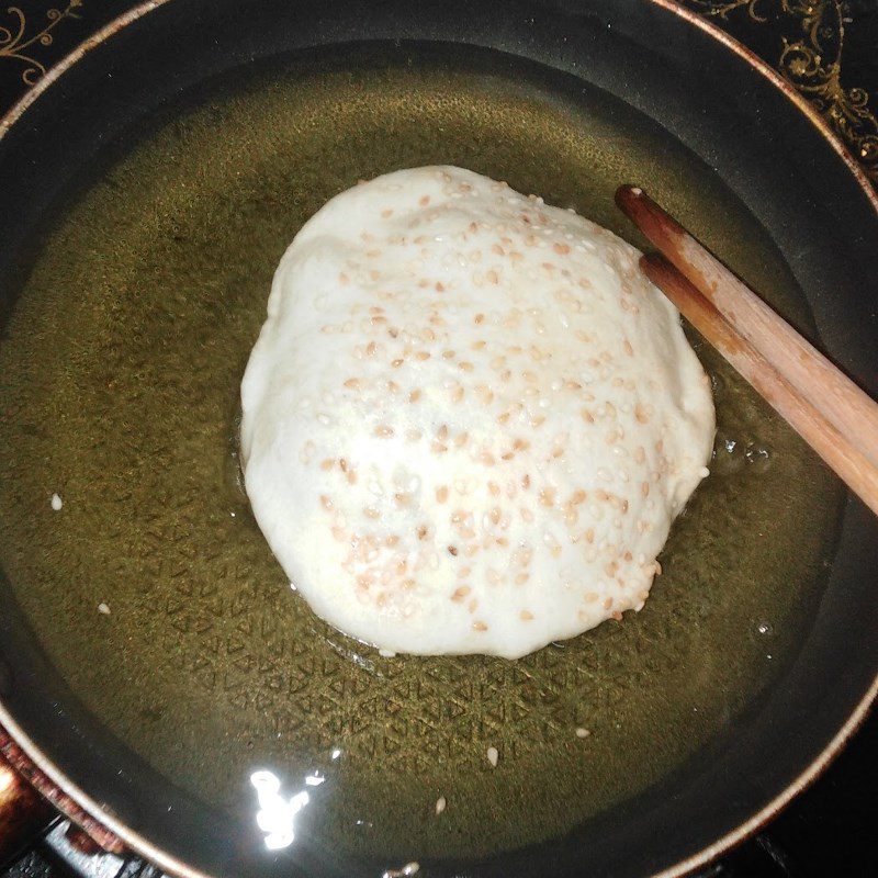 Step 4 Frying milk donuts Milk donuts