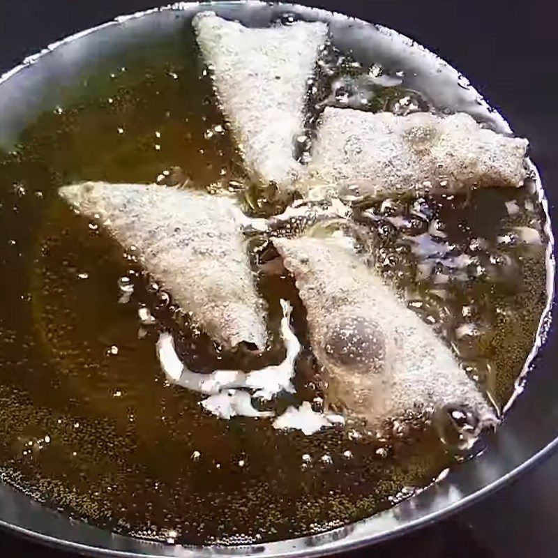 Step 2 Fry the rice paper Fried seaweed rice paper