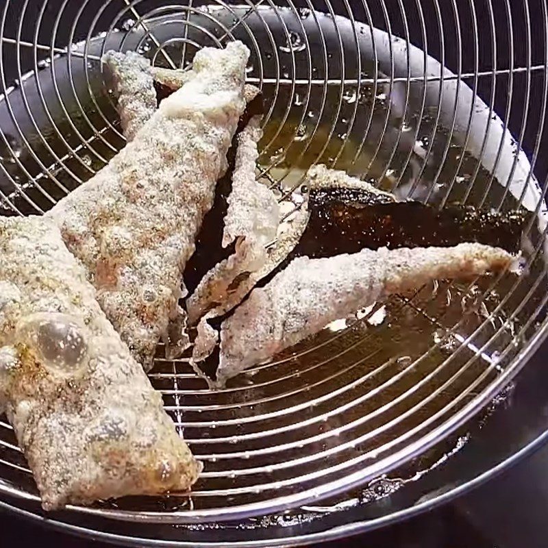 Step 2 Fry the rice paper Fried seaweed rice paper