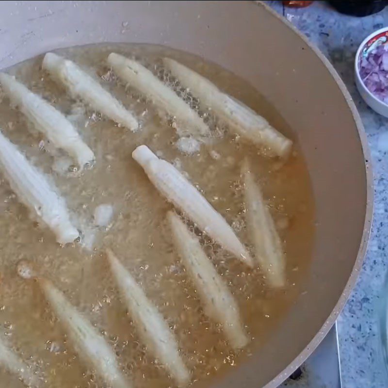 Step 3 Frying young corn Crispy fried young corn with fish sauce