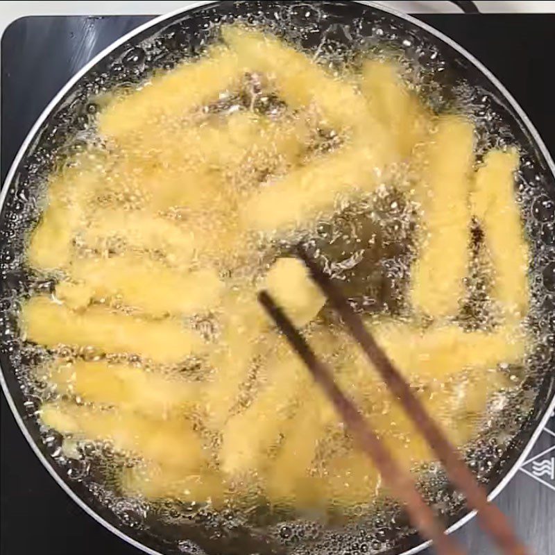 Step 3 Frying young corn Young corn fried with tamarind sauce