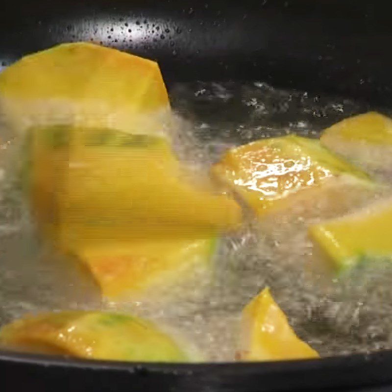 Step 2 Fry pumpkin Pumpkin stewed with seaweed