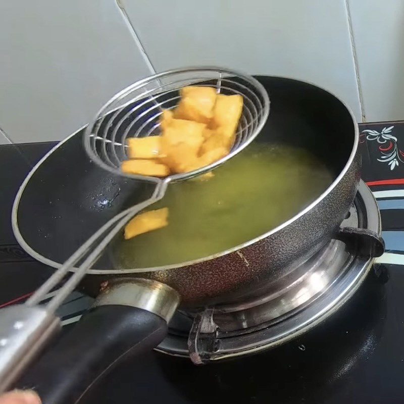 Step 3 Frying the carrot cilantro chips