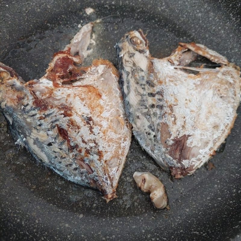 Step 2 Fry the fish for Sour Cashew Nut Soup