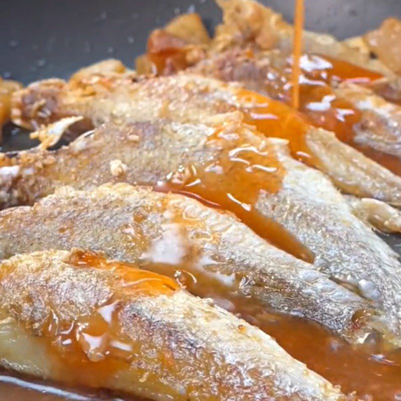 Step 3 Frying the fish Dried fish with chili sauce