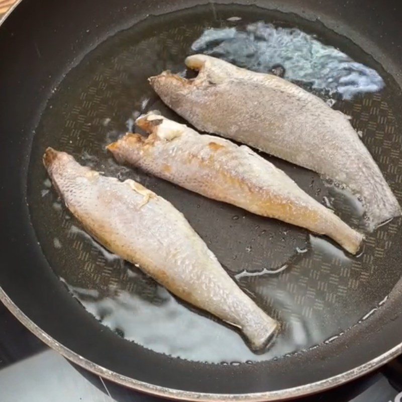 Step 3 Frying the fish Dried fish with chili sauce