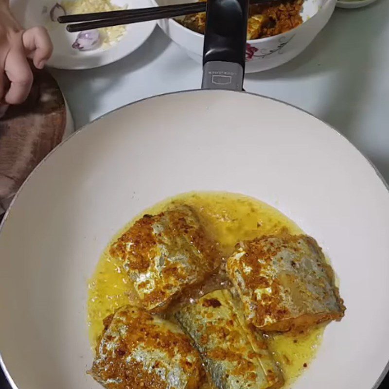 Step 3 Fry the fish Fried fish with lemongrass and chili