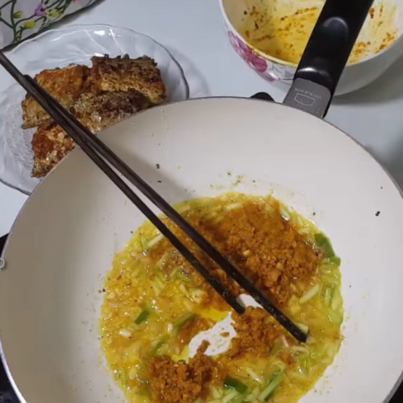 Step 3 Fry the fish Fried fish with lemongrass and chili