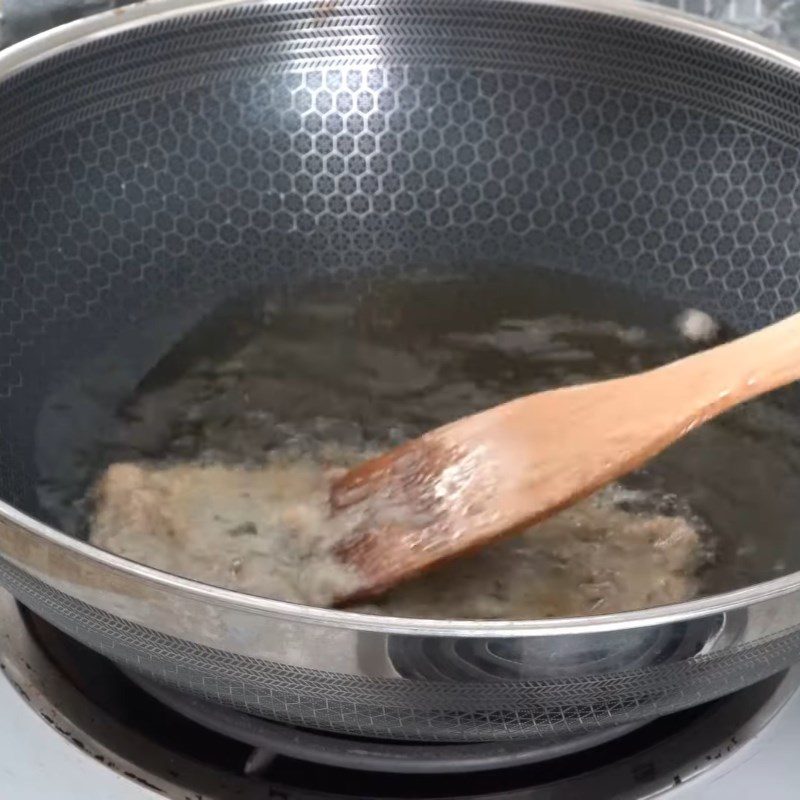 Step 4 Frying the fish for fish cake wrapped in rice paper