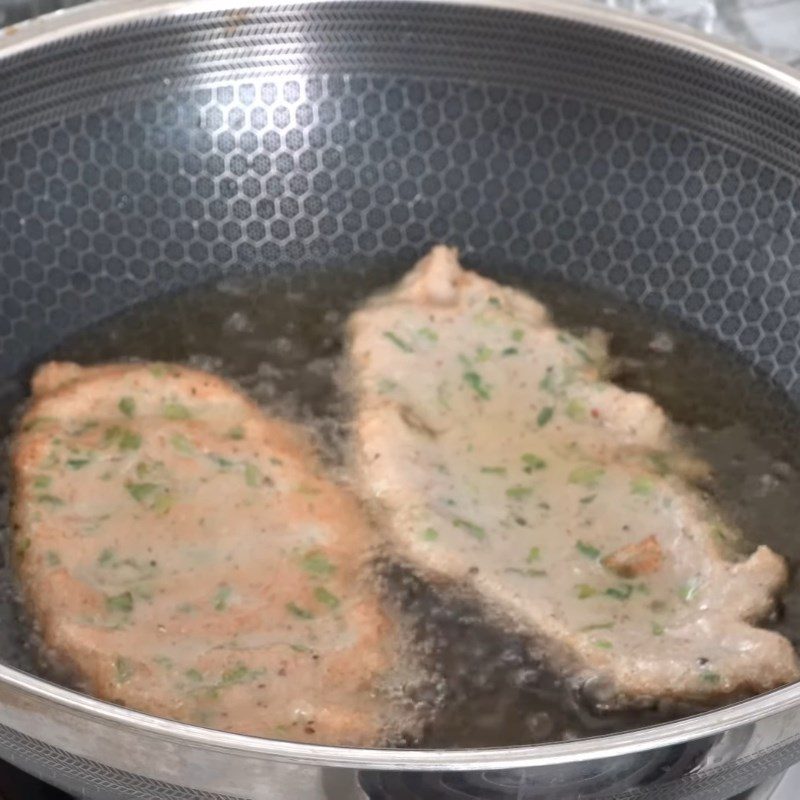 Step 4 Frying the fish for fish cake wrapped in rice paper