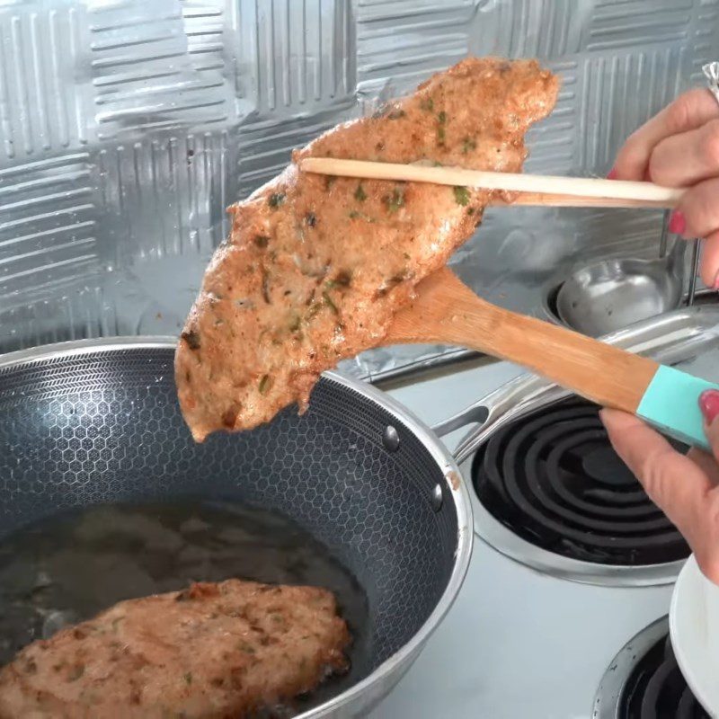 Step 4 Frying the fish for fish cake wrapped in rice paper